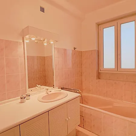 2 Pieces Avec Parking A Ajaccio - Fr-1-61-474 Apartment
